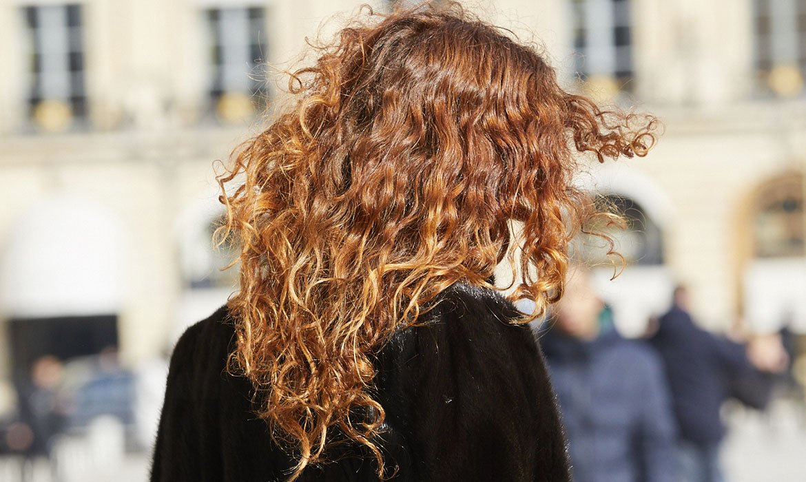 La tendencia de pelo teñido de rojo conocida como warm copper se puede conseguir en casa con Casting Crème Gloss de L’Oréal Paris.